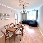 Sea Siren 1bd - Near Sea Garden, Free Garage & Ev Friendly Apartment