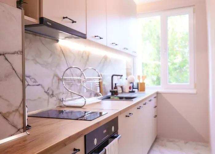 Sea Siren 1bd - Near Sea Garden, Free Garage & Ev Friendly *