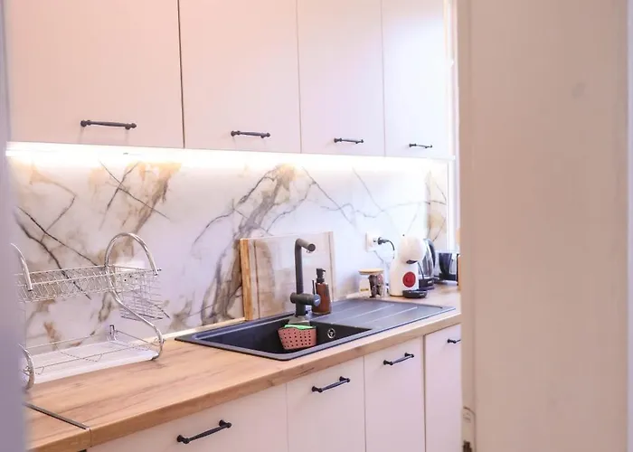 Sea Siren 1bd - Near Sea Garden, Free Garage & Ev Friendly Apartment